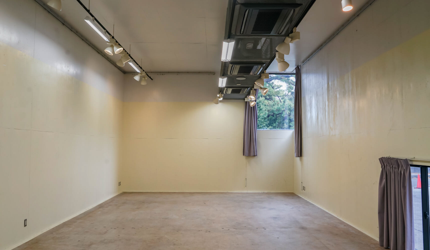 キューブD1（展示室）